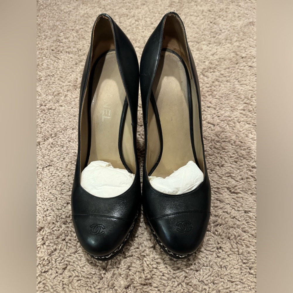CHANEL Chain Pumps